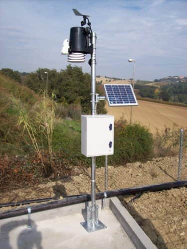 Station météo Davis Instruments® installée sur un terrain industriel