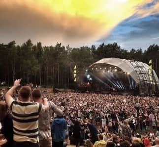 Une foule massée devant une scène de festival