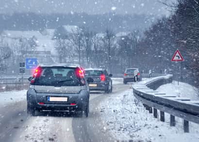 Des voitures roulent prudemment sous la neige